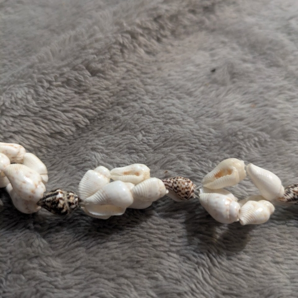 Shell necklace - Picture 3 of 3